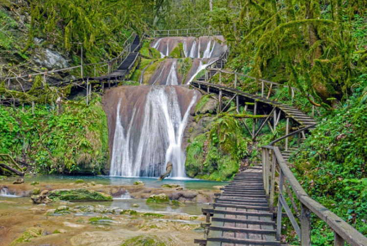 Водный каскад на реке Джегош (33 водопада)